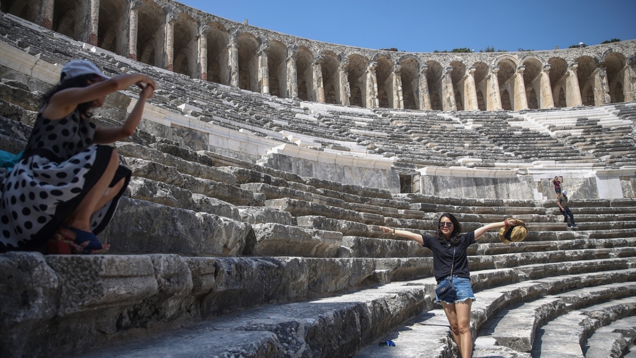Şehirde, turistlerin en uğrak adresleri arasında, Serik ilçesindeki Aspendos Antik Tiyatrosu ve ören yeri de bulunuyor.