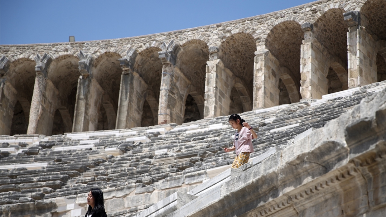 Anadolu`daki Roma tiyatrolarının sahnesiyle günümüze ulaşabilen en eski ve sağlam bir örneği olan tiyatronun, en göz alıcı yeri sahne binasının iki katlı olan iç cephesi.