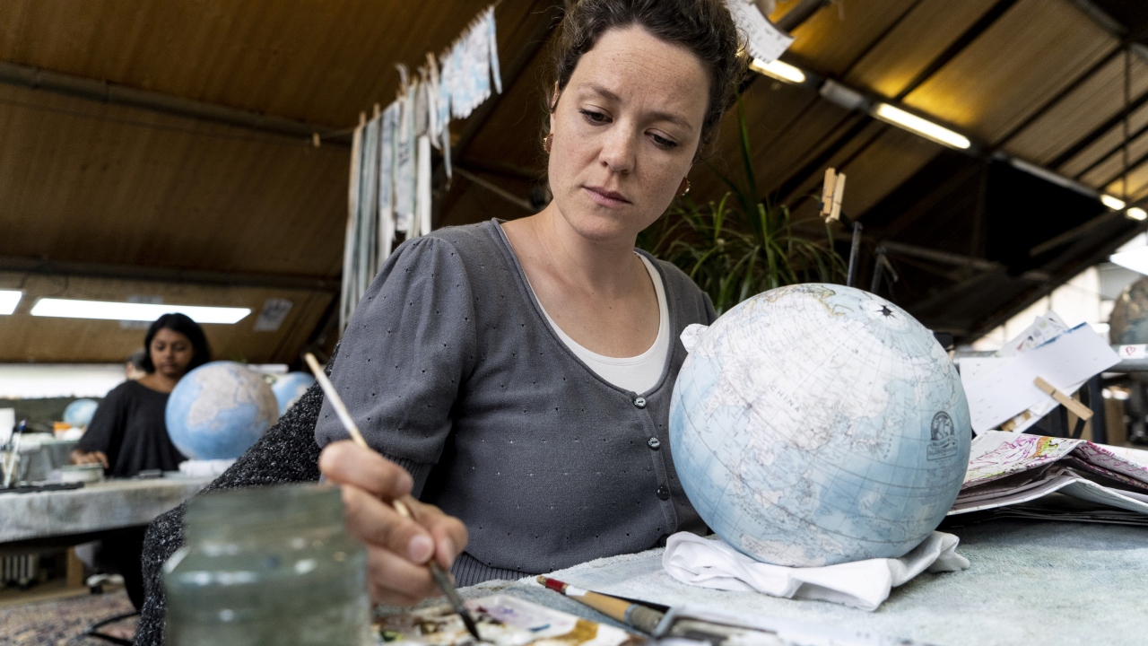 24 kişilik ekibiyle birlikte, müşterilerine el yapımı küreler hazırlıyor.