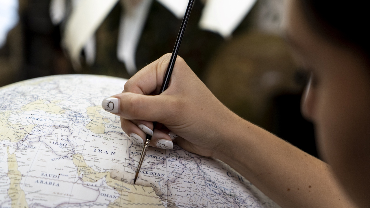 Çalışanlar, müşterilerle haritanın üzerinde ne olacağı konusunda aylarca çalışıyor.