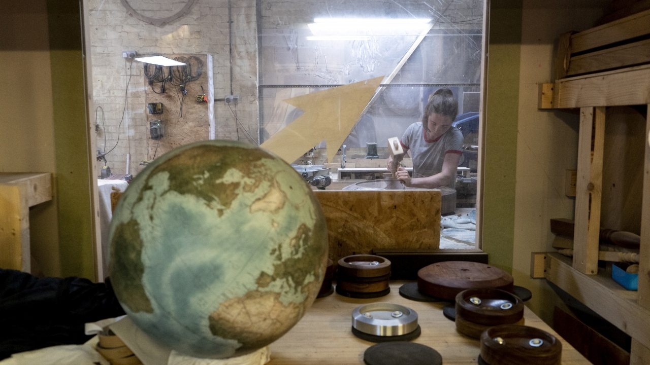 Peter`ın Londra`daki 370 metrekarelik dükkanında, yılda 600 küre üretiliyor.