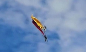 Gösteri uçuşunda halat koptu, 2 asker yere çakıldı