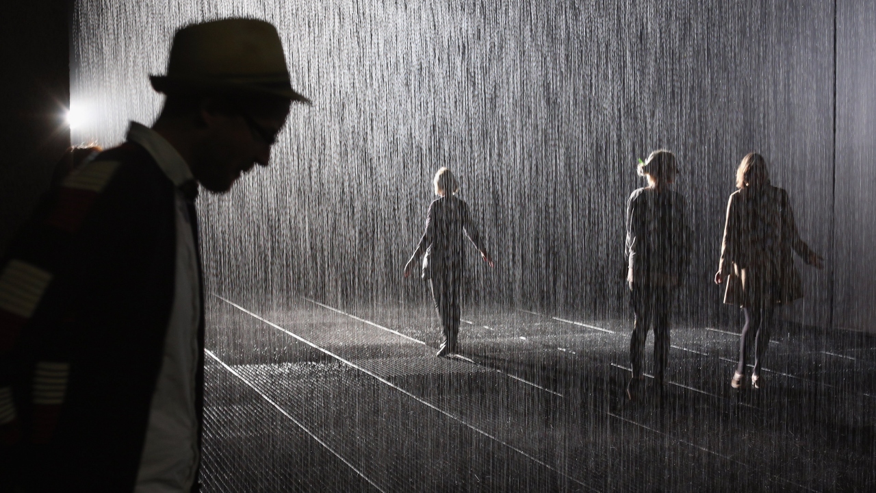 Tesise giren ziyaretçiler, yağmurun sesini duyarak ve kokusunu alarak yürüyebiliyor.