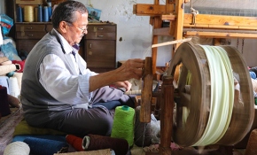 El tezgahında 65 yıldır dokumacılık yapıyor