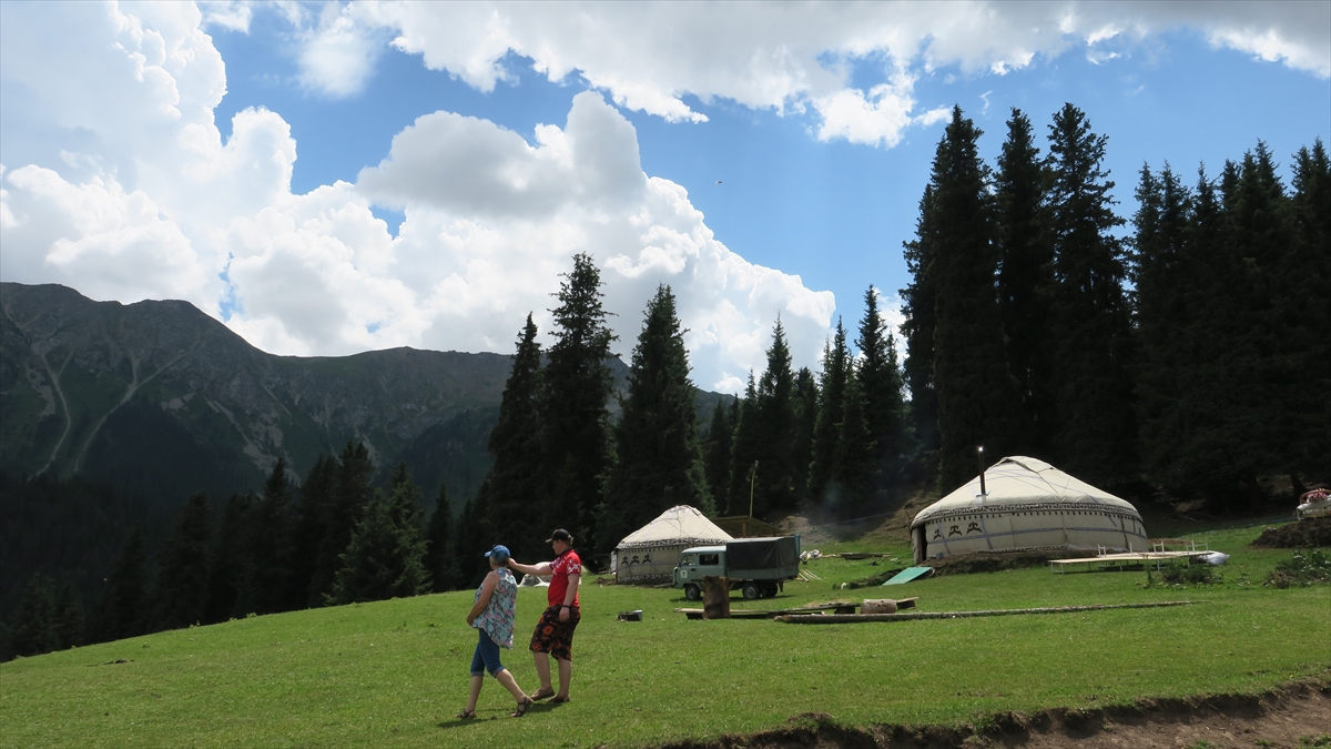 Dağ, çam ormanları ve şelale gibi doğal güzellikleri ve temiz havasının yanı sıra kısrak sütü tedavi merkezi, vadiyi turistler için cazibe merkezi haline getiriyor.