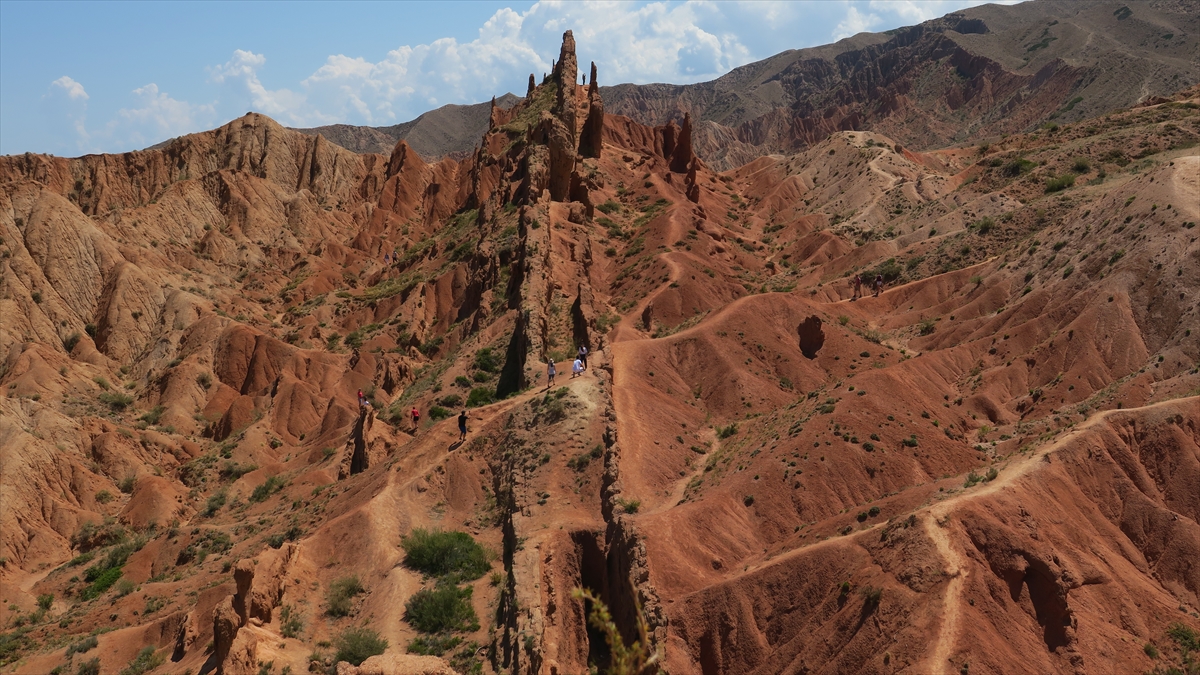 "Masal" kanyonu da Isık Göl`ün güney kıyısında eyalet merkezi Karakol`dan 100 kilometre mesafede yer alıyor.