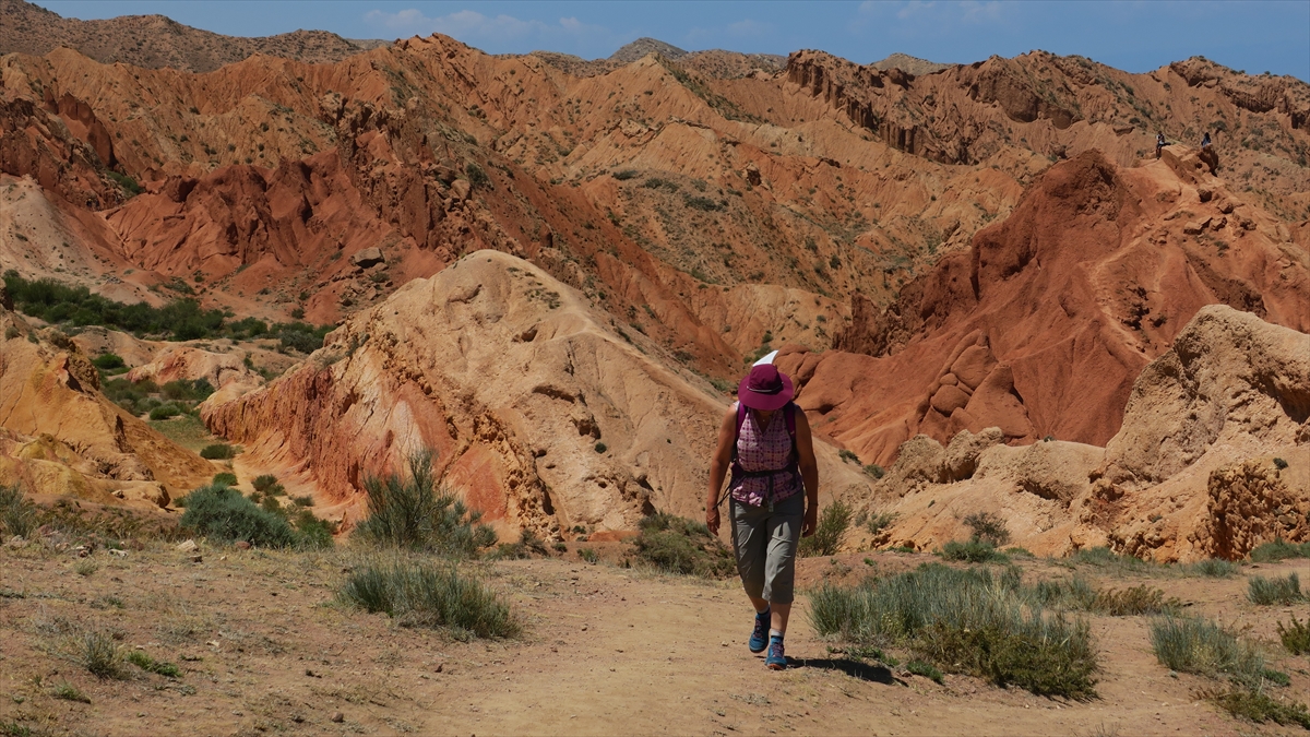 Kanyonun ismi, binlerce yıllık erozyonların sonucu kırmızı kil tepelerinin farklı şekiller alarak, masal hayvan ve saraylarını anımsatmasından geliyor.