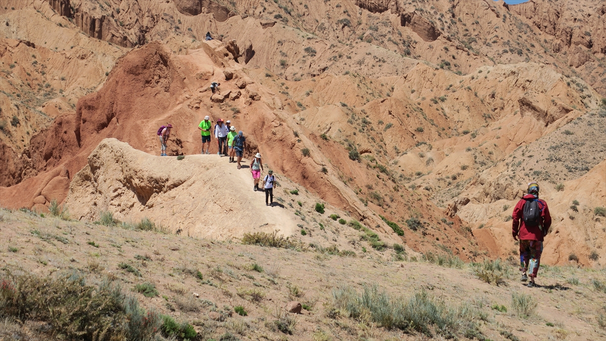 Masal Kanyonu, beş kilometre uzunluğunda "Çin duvarını", fil, begemot ve yılan gibi hayvanları anımsatan kırmızı kil oluşumlarıyla da turistlerin ilgisini çekiyor. 