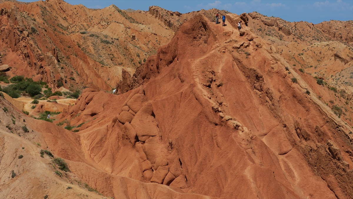 Turistler, Isık Göl`e gezisinde bu kanyonu ziyaret ederek, fotoğraflar çektiriyor.
