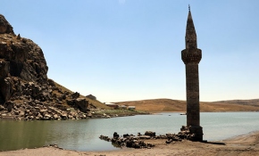 Baraj suları çekilince eski köy yeniden göründü