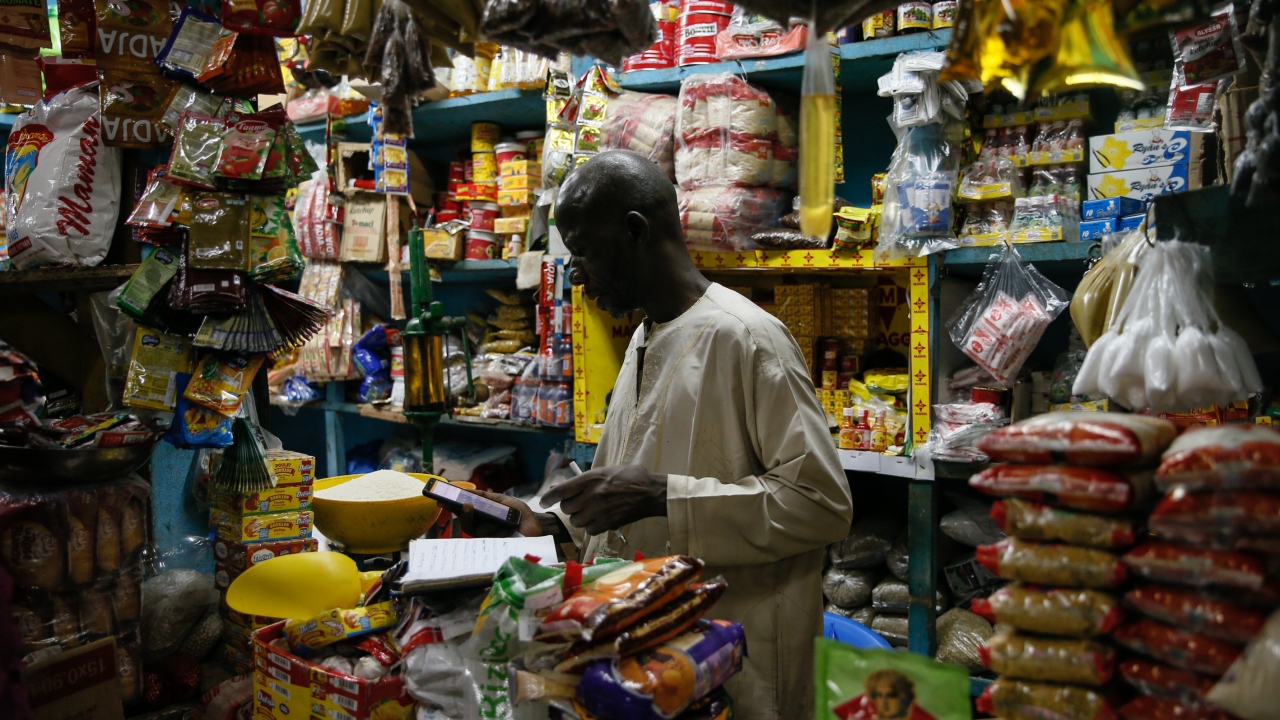 Yerel Tchaman dilinde "kavşak" veya "merkez" anlamına gelen Adjeme Pazarı, 7 gün 24 saat açık ve Orta Batı Afrika`nın en önemli ticaret merkezi sayılıyor.