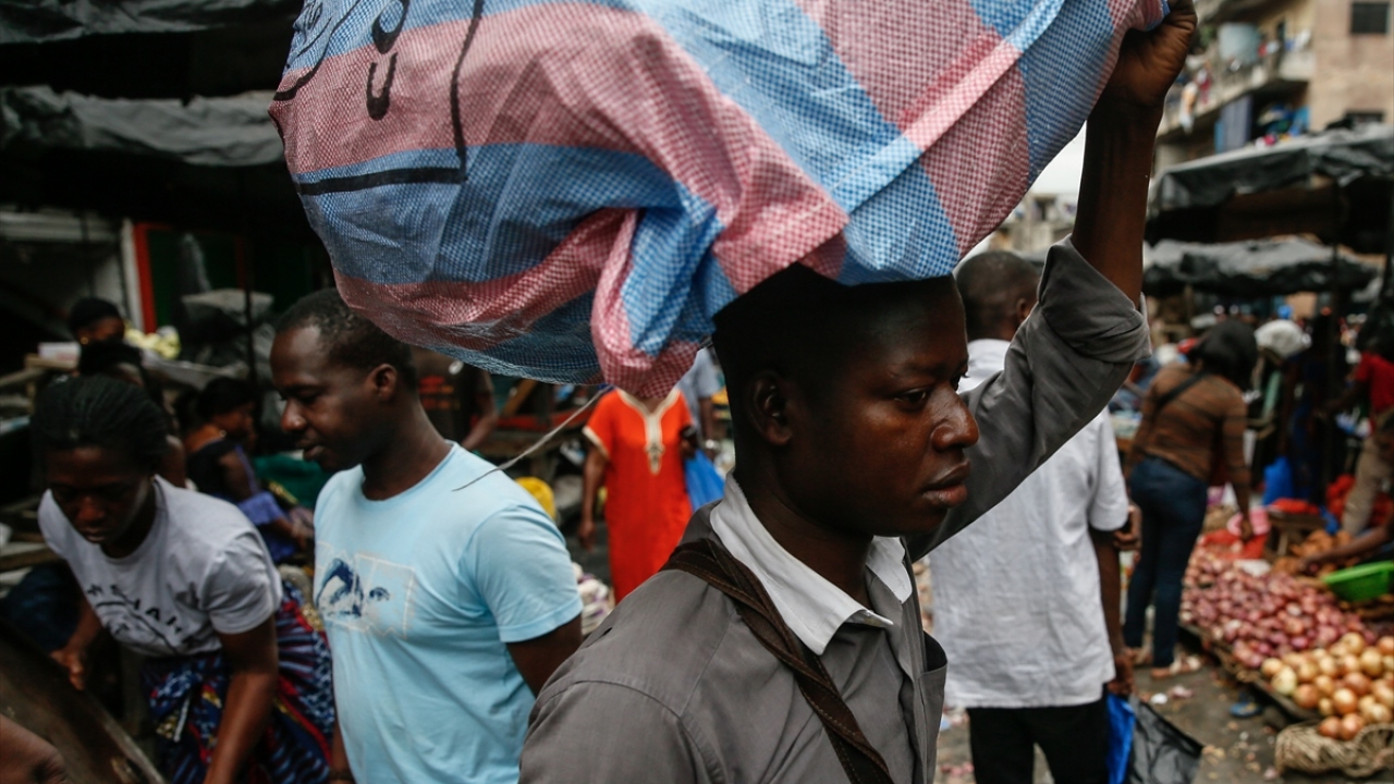 Fildişi halkının yanı sıra çevre ülkelerden gelenler burada ticari faaliyetlerini sürdürüyor.