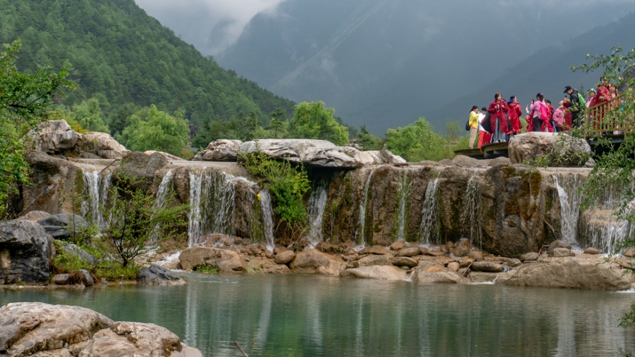 "Yeşim Ejderhası Dağı" eteklerindeki "Mavi Ay Vadisi" ve "Kaplan Kanyonu", bölgedeki doğal turistik merkezler arasında yer alıyor.