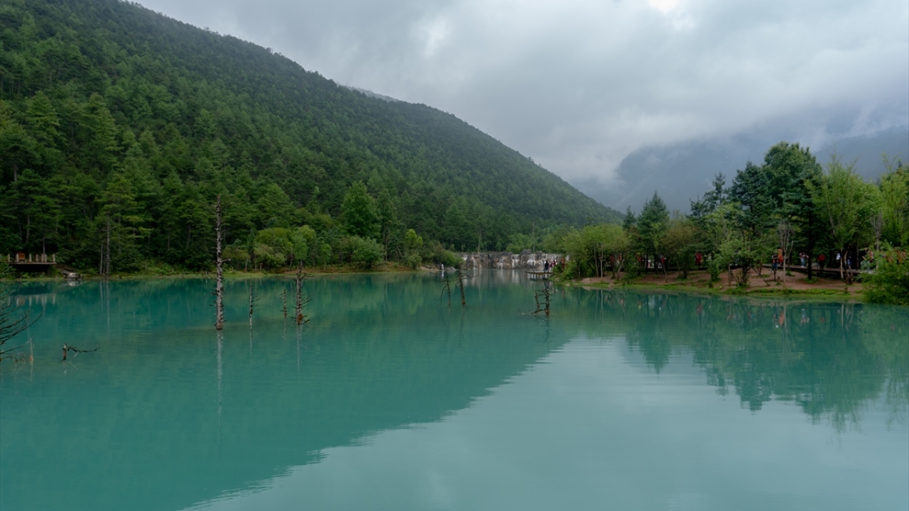 Dar sokakları renkli taşlarla bezeli bu antik kasabanın hemen hemen her yerinden büyüklü küçüklü ırmaklar geçiyor. 