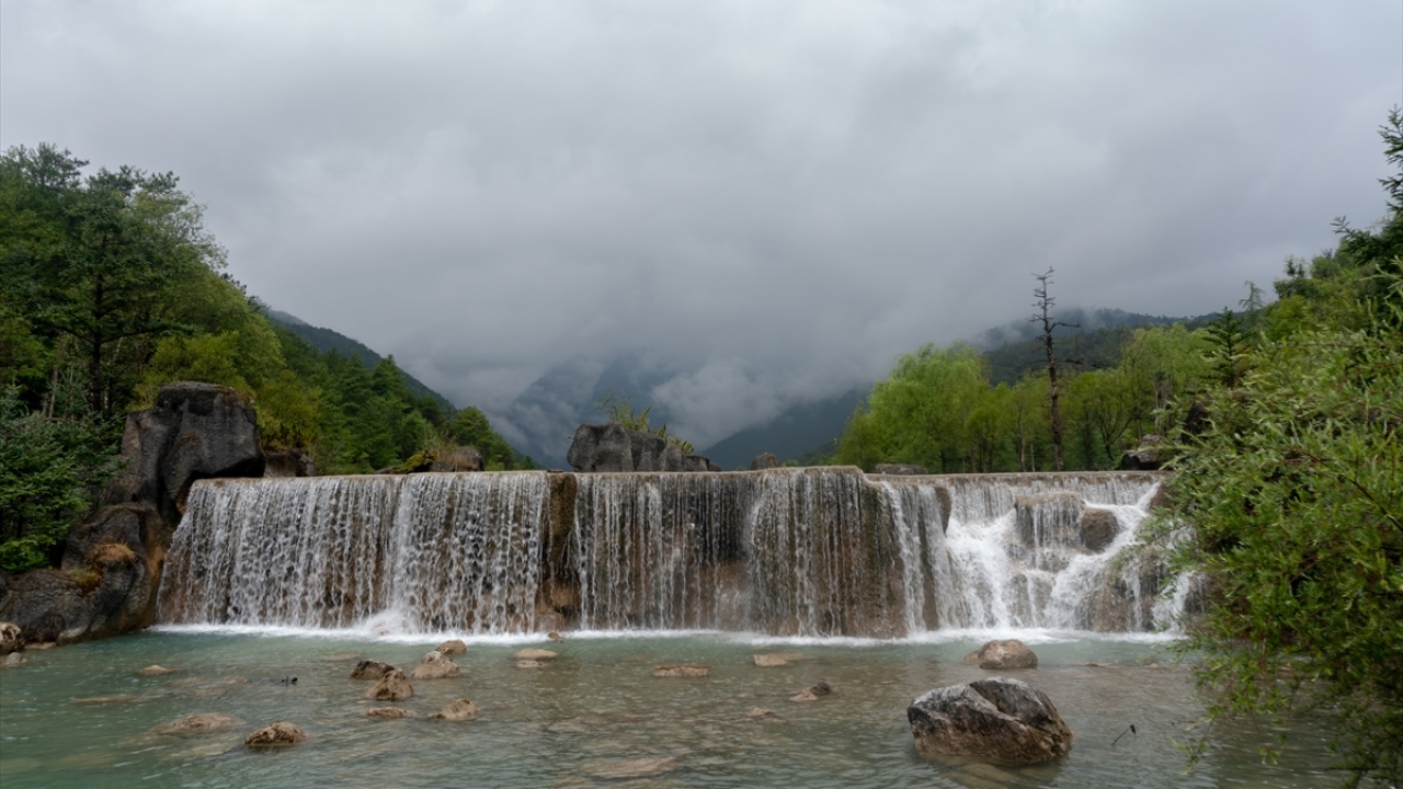 Dağların doruklarında eriyen kar sularının bölgeye hayat verdiği kasaba, 2 bin 500 metrelik rakımıyla dört mevsim serin kalıyor. 