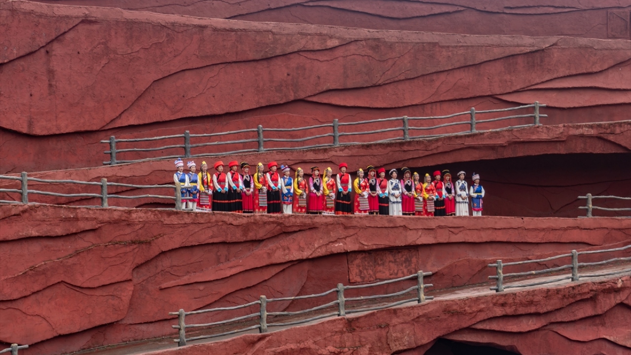 Ülkenin etnik azınlık unsurlarının yoğun yaşadığı bölgede, Nakhilerin yanı sıra anaerkil kabile Mosuo kabilesi ile Yi, Pumi ve Lisu toplumları da Liciang antik kasabasında yaşayan diğer milliyetleri oluşturuyor.