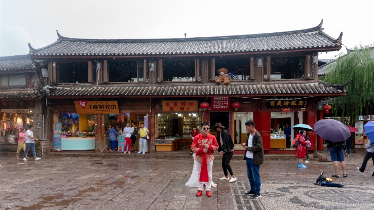 Çeşitli kültürlerden motifleri mimari dokusunda birleştiren Liciang antik kasabasının ahşap iskeletli ve kiremit çatılı evleri, bölgenin yerlileri olan Nakhi toplumunun bu alandaki ustalığını yansıtıyor. 