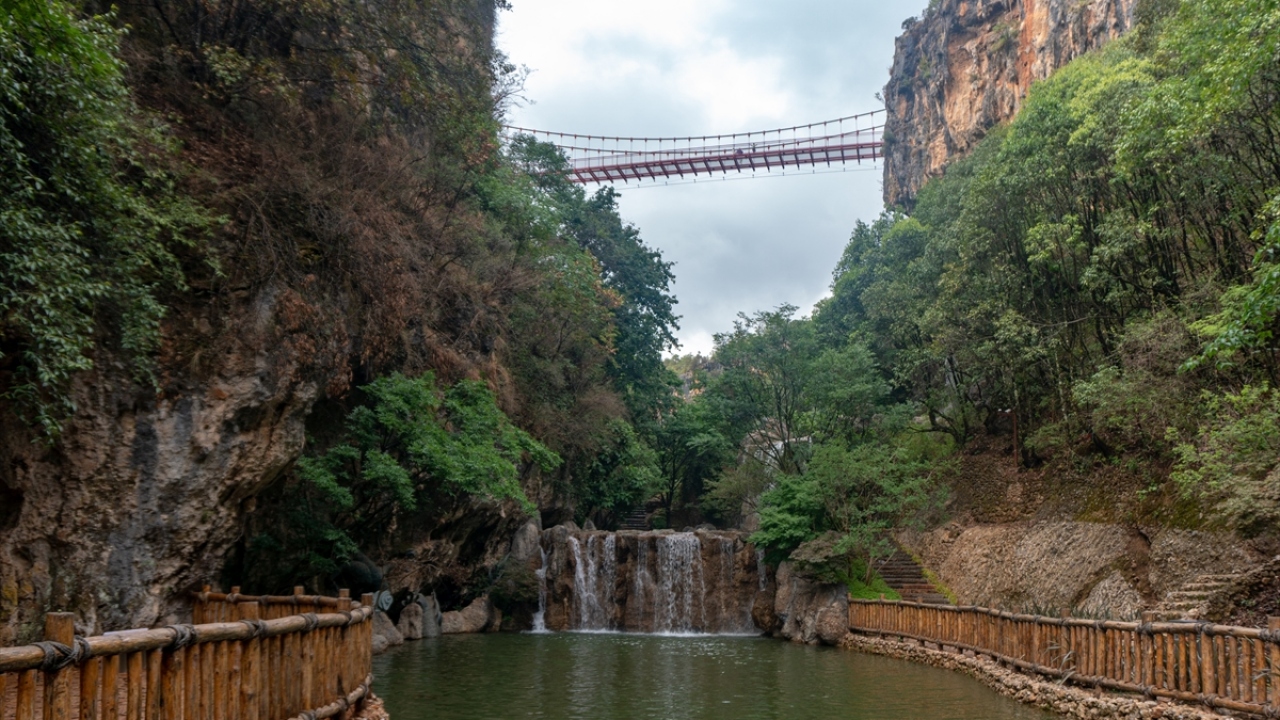 Taş köprülerle bezeli Liciang, kentin coğrafi özellikleriyle uyumlu iki katlı evleriyle görsel şölen sunuyor.