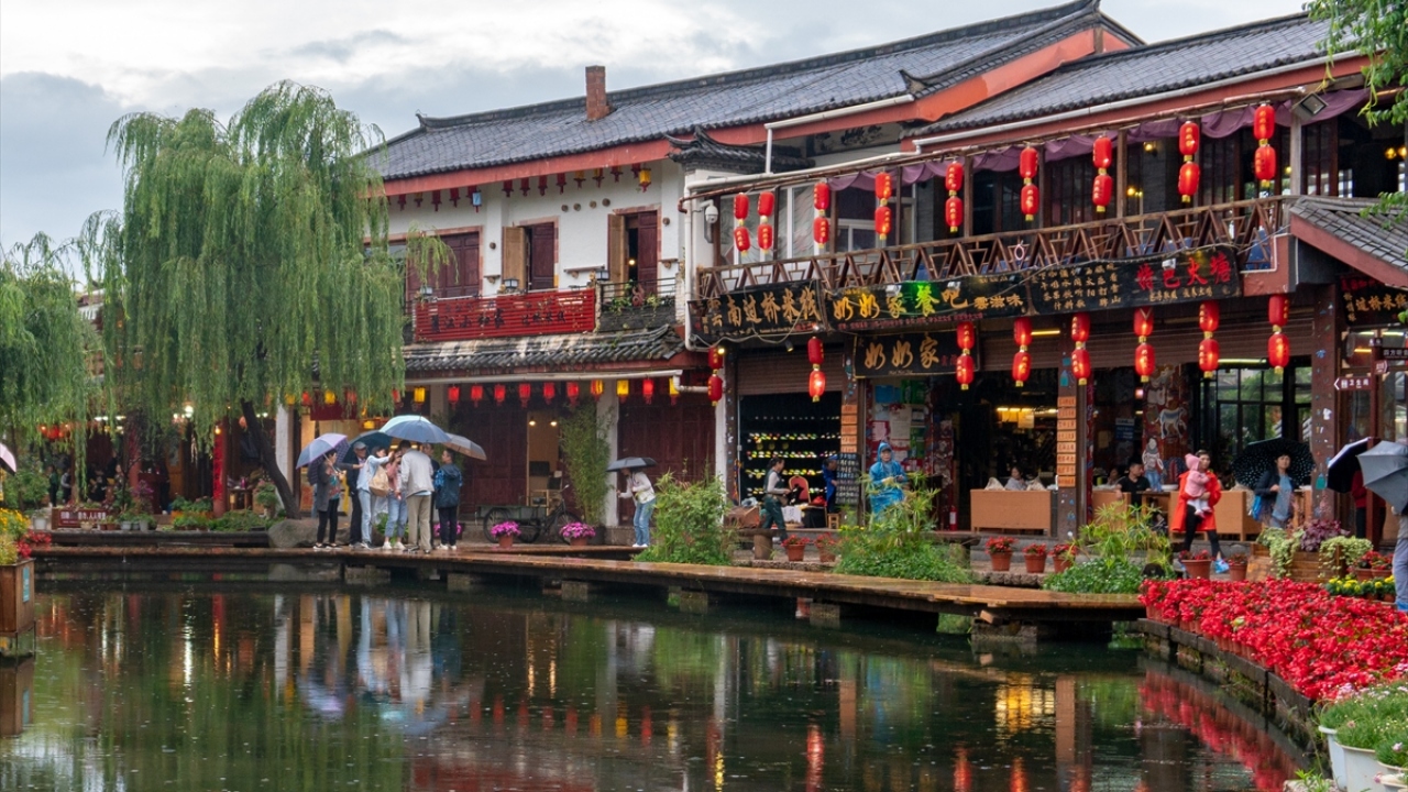 Özellikle evlilik hazırlığındaki çiftlerin fotoğraf çektirmek için ülkenin dört bir yanından akın ettiği antik kasaba, yerli Nakhi halkının el yapımı ürünlerini sergilediği sayısız dükkana ev sahipliği de yapıyor.