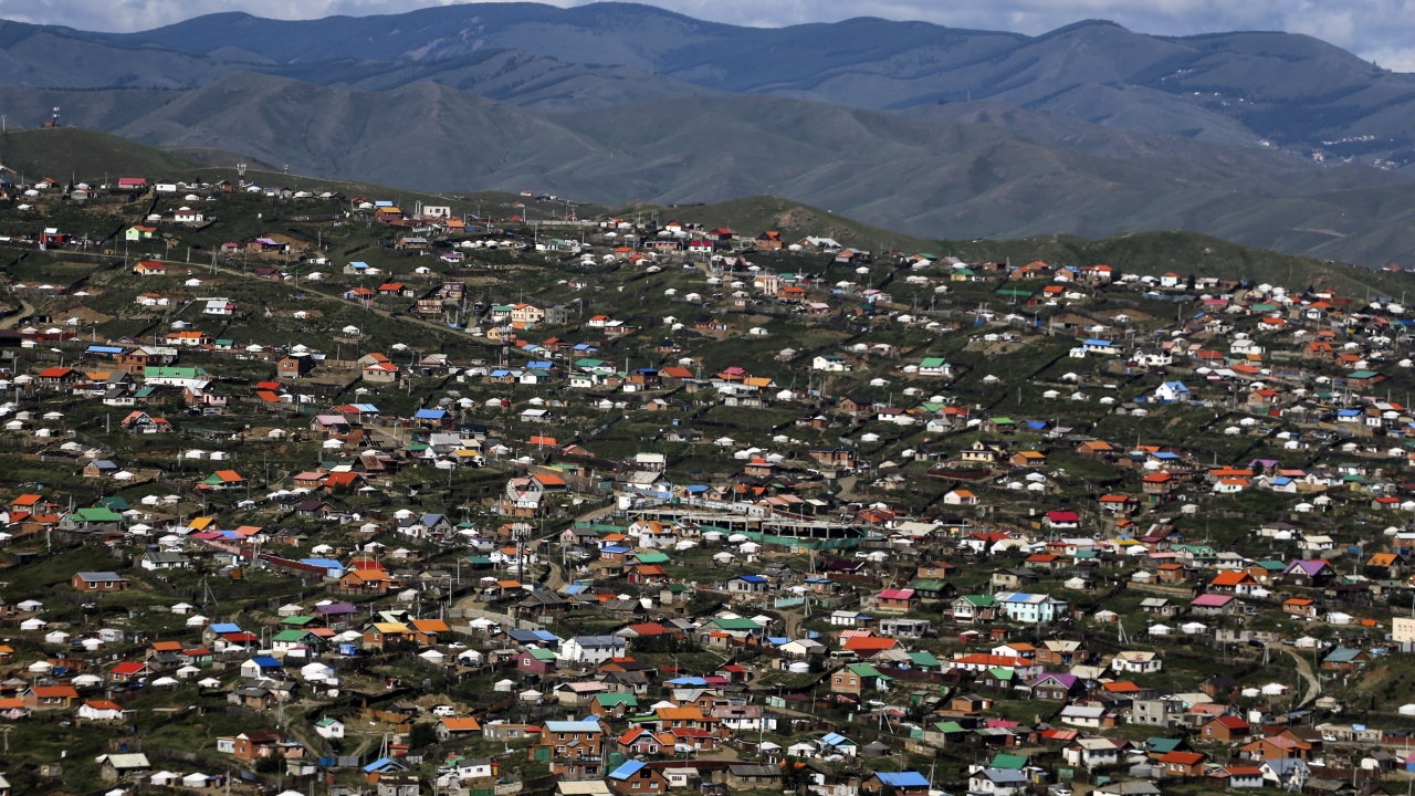 Uçsuz bucaksız bozkırın binalarla birleştiği Moğolistan’ın başkenti Ulan Batur’da bir yandan modern binalar yükselirken diğer yandan geleneksel evlerin yaygın hali göze çarpıyor.