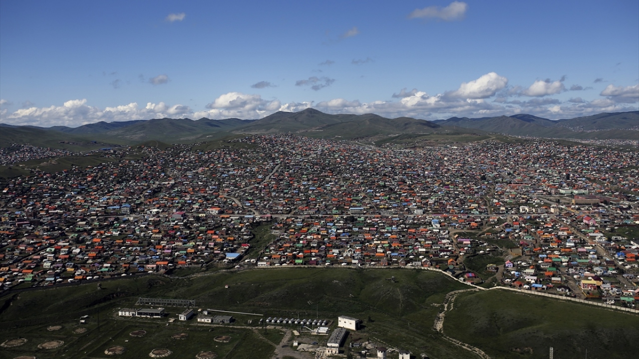 Kent havadan gözlemlendiğinde benzersiz yerleşimi ve doğal alanları ile dikkat çekiyor.