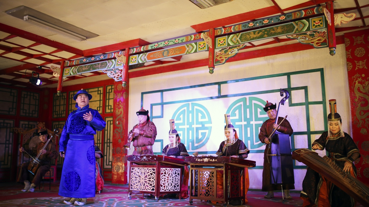 Çeşitli müzikal gösterilerin yanı sıra dans ve akrobasi gösterilerinin de yapıldığı geleneksel organizasyonda sanatçılar yöresel kıyafetleriyle göz dolduruyor.