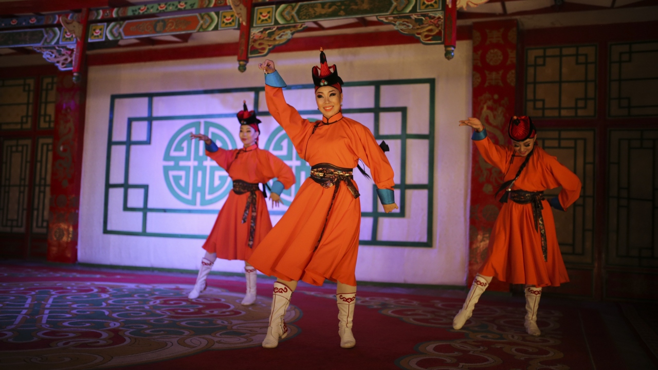 Moğolisan’ın başkenti Ulan Batur, müze ve tarihi alanların yanı sıra geleneksel folklor gösterisi “Tumen” ile bölgeye gelen turistlerin ilgisini çekiyor. 