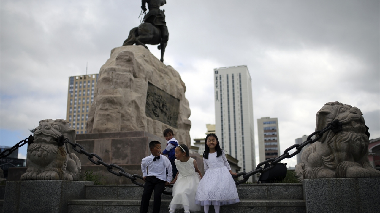 Başkent`in tarihi kent meydanı ve Zaisan tepe anıtı, yerli ve yabancı turistlerin yanı sıra fotoğraf çektirmek isteyenlerin de uğrak noktası.