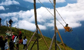 Huser Yaylası'nda salıncak için sıraya girdiler