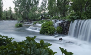 Yemyeşil doğası ve şelaleleriyle Munzur Gözeleri