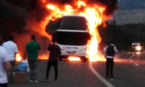 Seyir halindeki yolcu otobüsü yandı