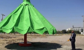 Defin işlemlerini kolaylaştırmak için dev şemsiye yaptı