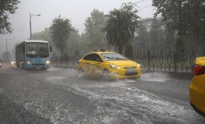 İstanbul'da sağanak hayatı olumsuz etkiledi