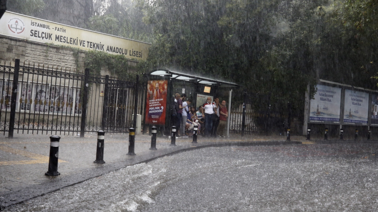 Meteoroloji 1. Bölge Müdürlüğü, kuvvetli yağış nedeniyle meydana gelebilecek ani sel, su baskını, yıldırım ve yağış anında kuvvetli rüzgar gibi olumsuzluklara karşı dikkatli ve tedbirli olunması uyarısında bulundu. 
