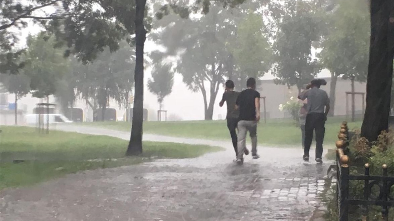İstanbul`da bir süredir devam eden sıcak hava yerini yağışa bıraktı. 