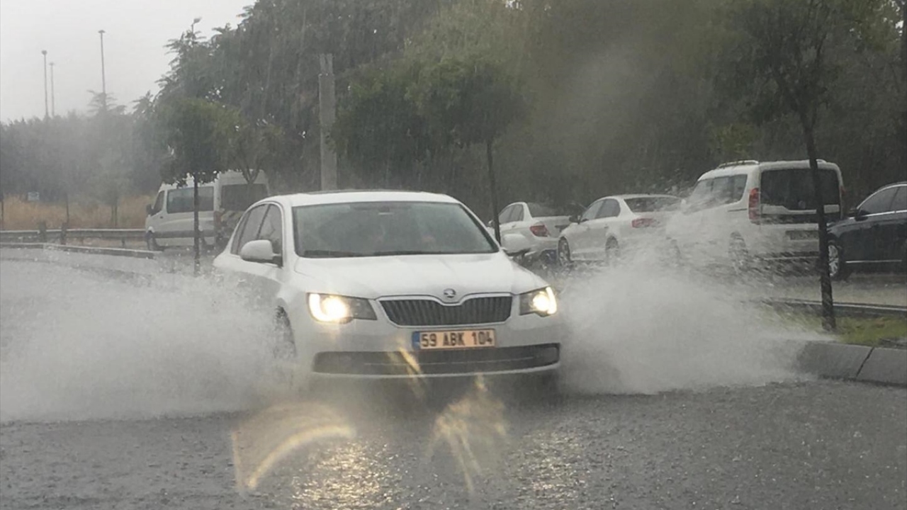 Sağanak nedeniyle bazı bölgelerde trafik yoğunluğu oluştu. Bazı araçlar yolda mahsur kaldı. 