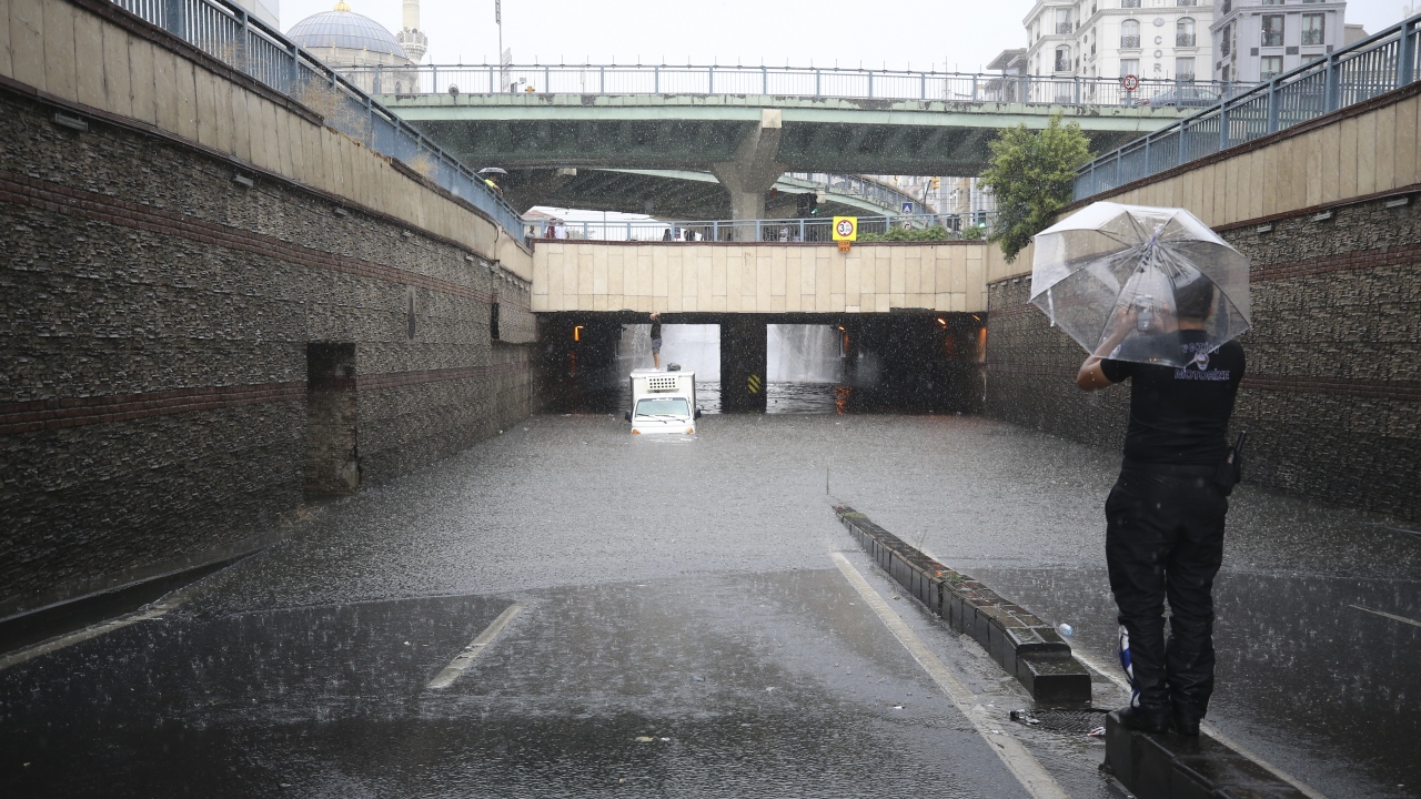 Yağmurdan korunmak isteyenler, otobüs duraklarına, kapalı mekanlara ve köprü altlarına sığındı. 