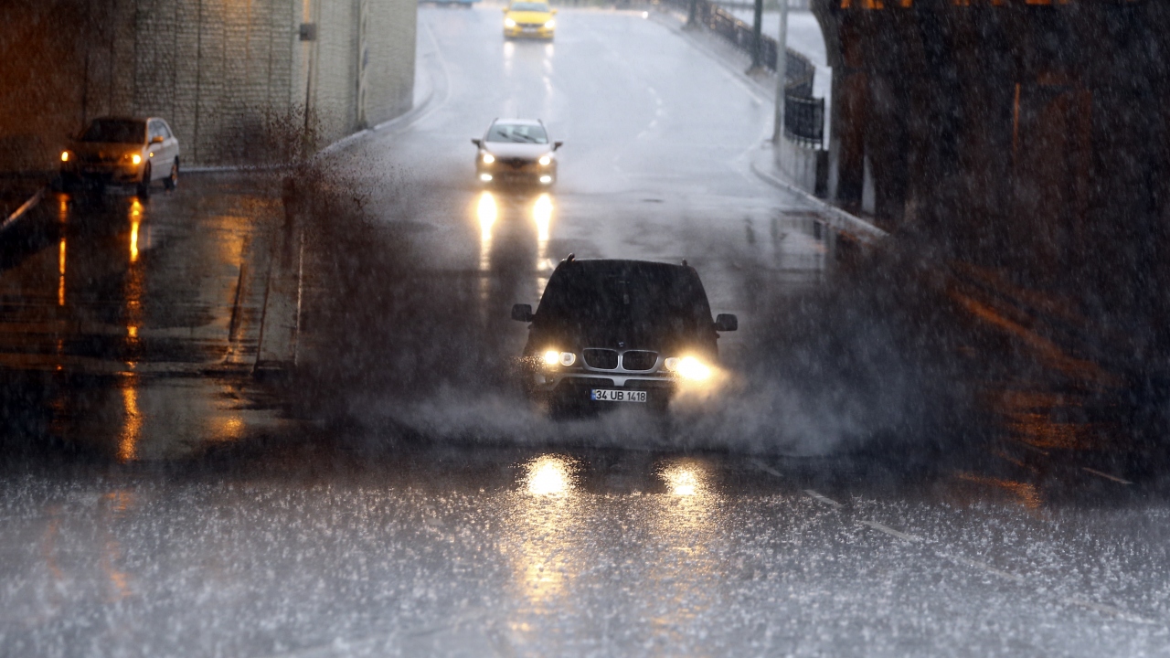 Vatandaşların bir bölümü araçlarını yol kenarına çekerek, yağmurun dinmesini bekledi. 