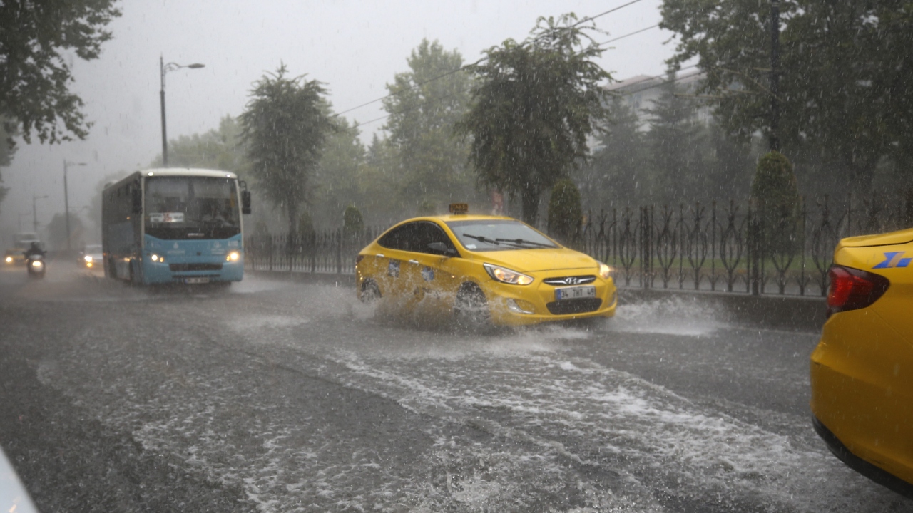Çatalca`da bir elektrik direğine yıldırım düştü. 