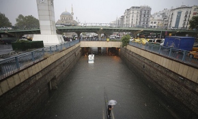 Eminönü alt geçidindeki çarşıyı su bastı
