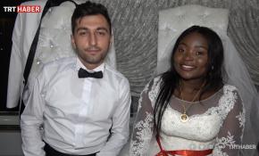 Çiçek alan Zambiyalı genç kıza gönlünü kaptırdı