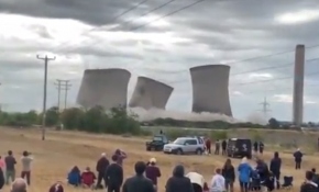 İngiltere'de soğutma kuleleri kontrollü patlamayla imha edildi