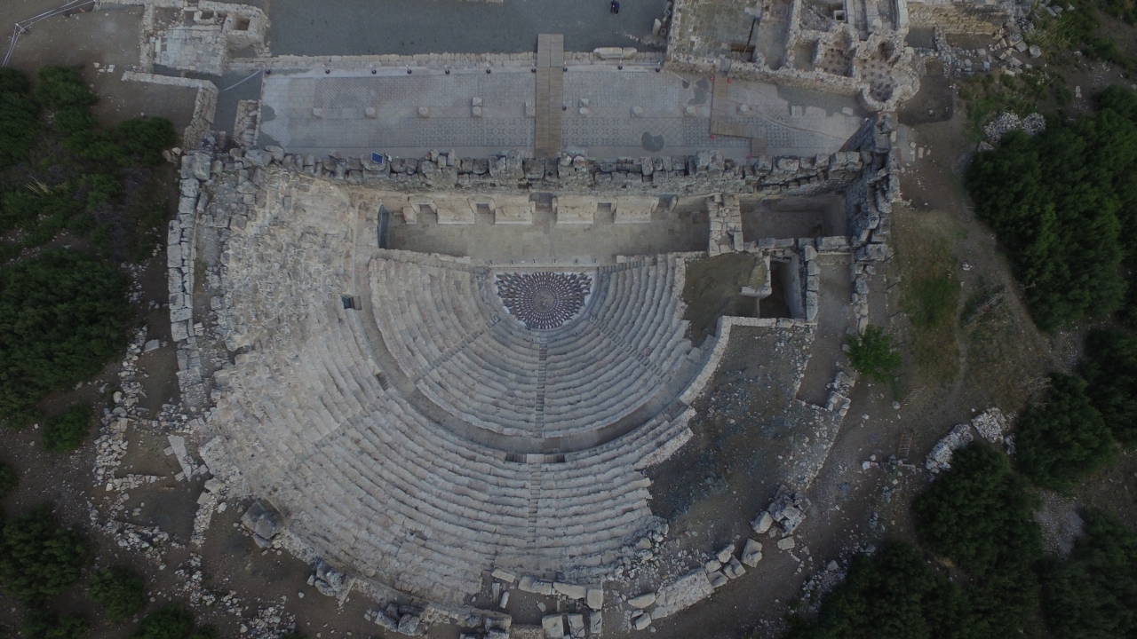 Burdur`un Gölhisar ilçesinde bulunan ve "Gladyatörler şehri" olarak bilinen Kibyra Antik Kenti`nde sürdürülen kazı çalışmalarıyla devasa anıtsal yapılar ayağa kaldırılıyor.