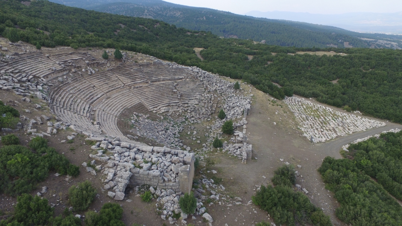 Ardıç ve sedir ormanlarıyla kaplı bin 350 metre yüksekliğe kurulmuş, Gölhisar ovasının batı yamacına hakim 2 bin 300 yıllık Kibyra Antik Kenti, 2006`da başlatılan arkeolojik kazılarla tarihe ışık tutuyor. 