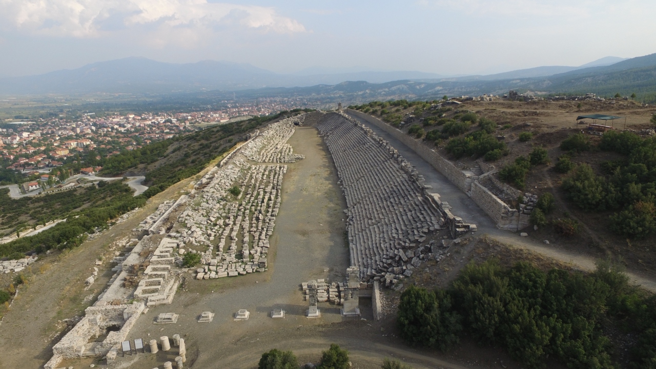 Arkeoloji kaynaklarında 30 bini aşkın piyade ve 2 binin üzerinde atlı askeri birliğiyle Türkiye`deki antik döneme ilişkin en uzun gladyatör frizlerinin bulunduğu Kibyra, devasa anıtsal yapıları arasında gezinenleri kendisine hayran bırakıyor.