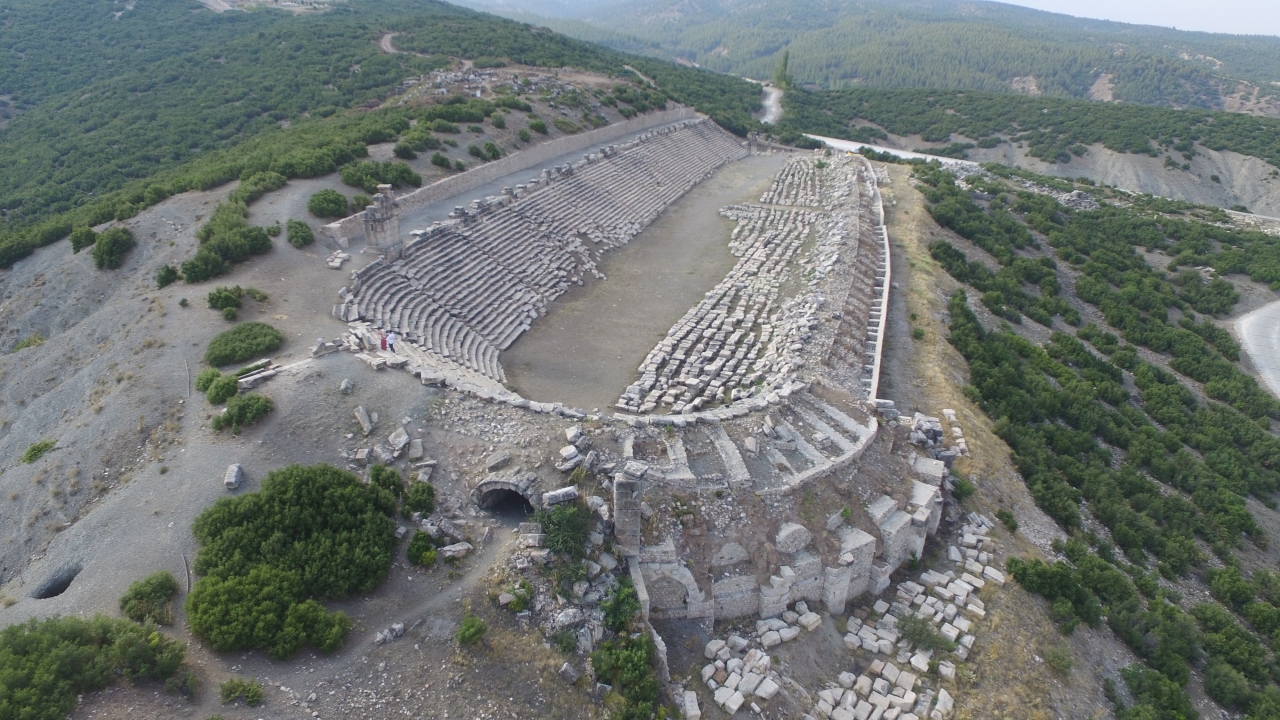 Roma ve Bizans mimari geleneğiyle yapılmış 10 bin kişilik stadyumu, orkestra bölümü dünyada bir benzerinin daha olmadığı Medusa mozaiğiyle kaplı odeionu (müzik evi) bulunuyor.