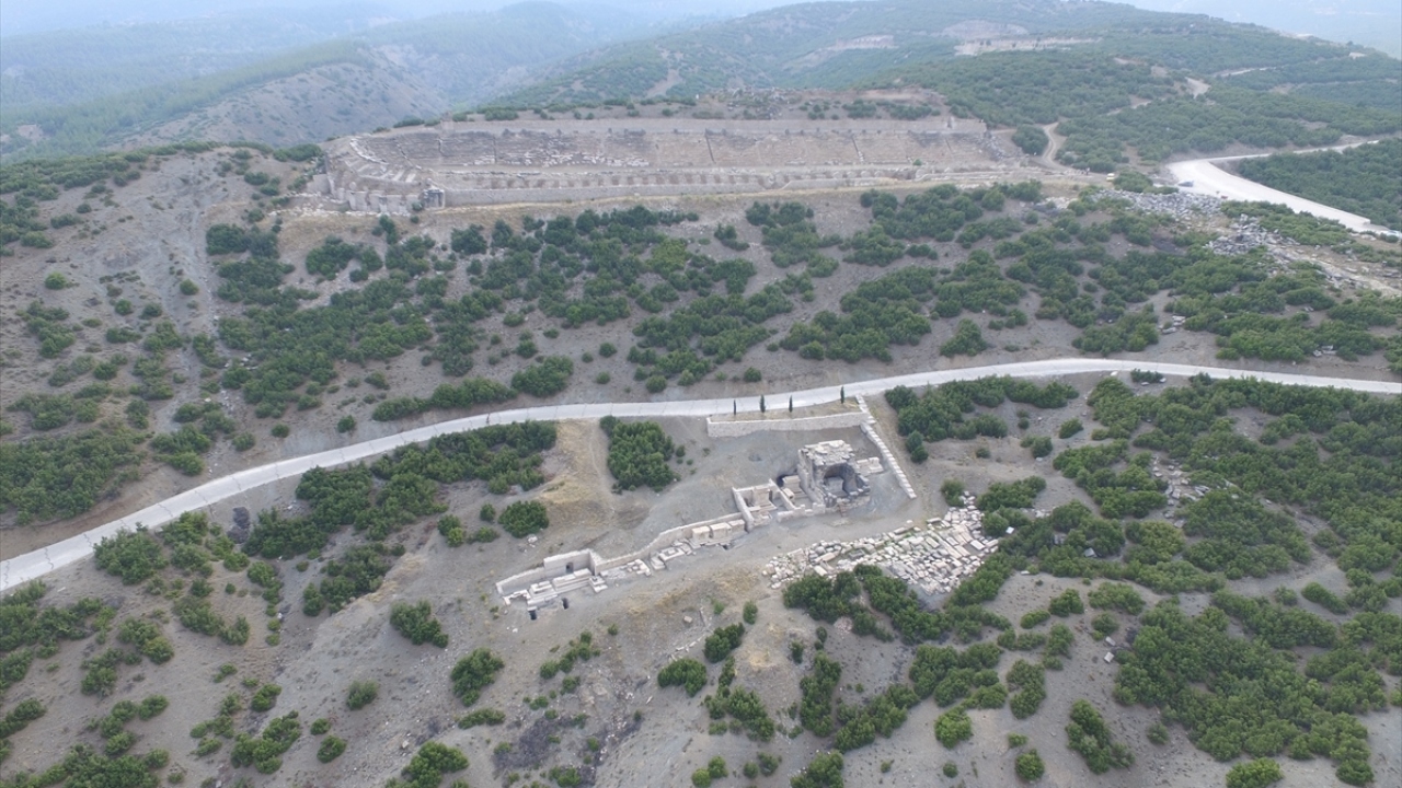 Mehmet Akif Ersoy Üniversitesi (MAKÜ) Arkeoloji Bölümünden Doç. Dr. Şükrü Özüdoğru`nun başkanlığında sürdürülen kazı çalışmalarında 35 kişilik bilim heyeti ve 25 işçi görev yapıyor.