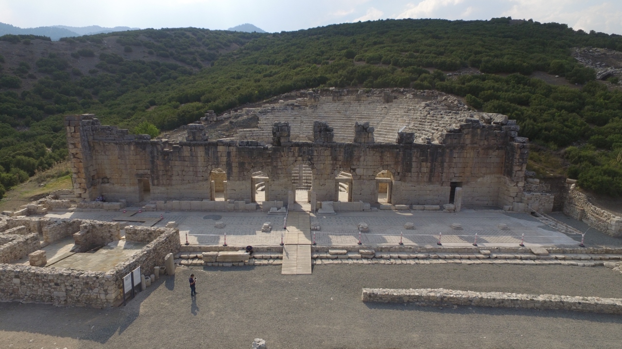 Kazı ekibi, bu yıl antik kentin idari binası niteliğindeki bazilikasını, agora üçüncü terasta sarnıç biçimindeki bir odayı ve 4 bin 500 metrekarelik Roma İmparatorluk dönemi büyük anıtsal hamamını ortaya çıkarmaya çalışıyor.