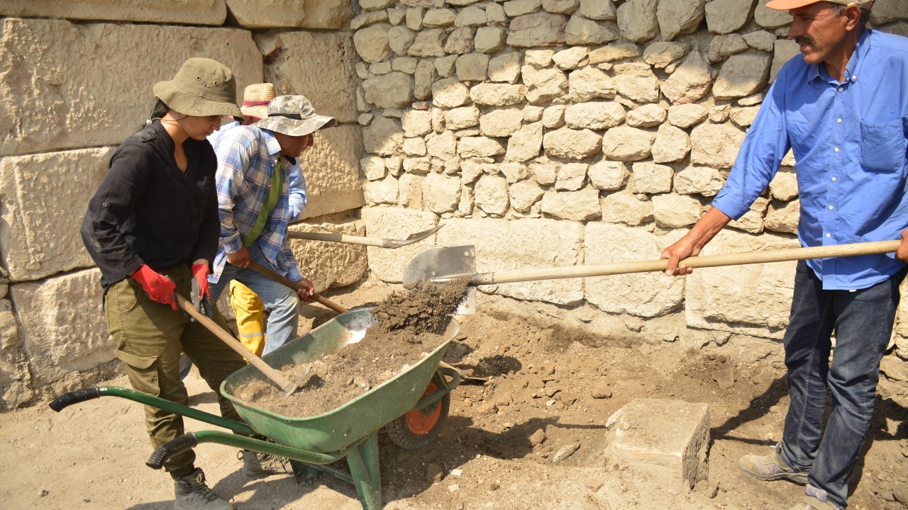 Bundan böyle yıl boyunca kazı çalışmalarına devam edebileceklerini söyleyen Özüdoğru, Kibyra için bu yıl üç farklı alanda kazı çalışması planladıklarını, bunlardan ikisinde çalışmaların başladığını anlattı.