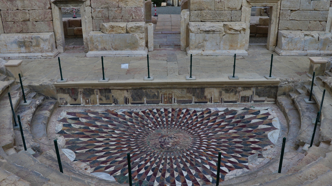 Geç Roma hamamı, agoraları, ana caddesi, 9 bin kişilik devasa tiyatrosu, yer altı oda mezarlarıyla 2016`da UNESCO Dünya Mirası Geçici Listesi`ne giren Kibyra`nın kalıcı listede yerini alması hedefleniyor.